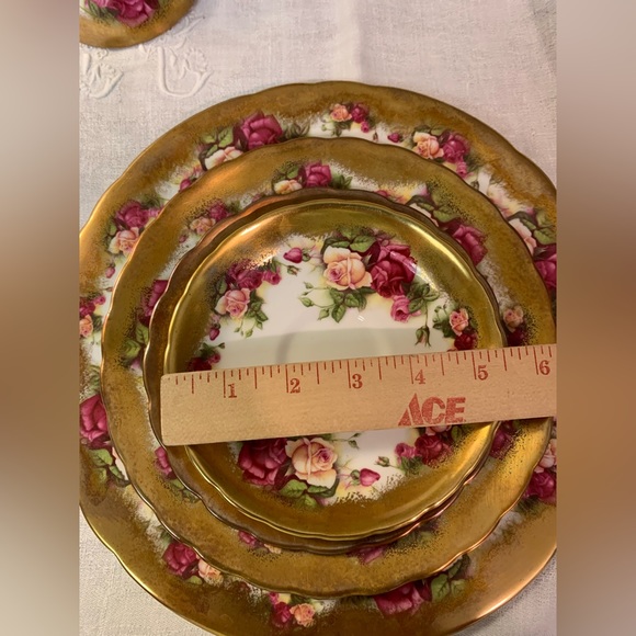 5-piece place setting of ‘Golden Rose’ by Royal Chelsea. - Picture 14 of 16